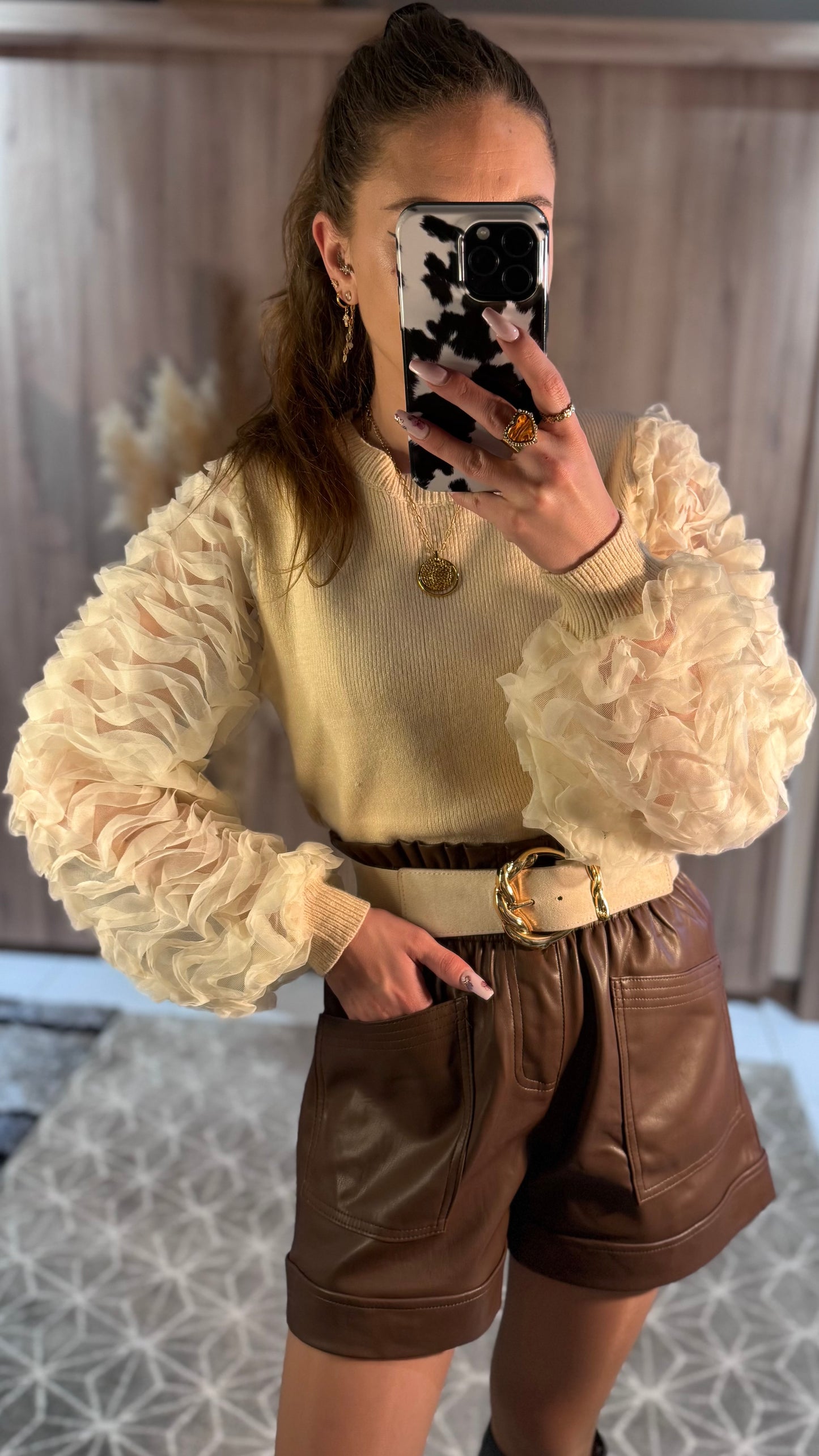 pull beige giorgia et short en similicuir marron