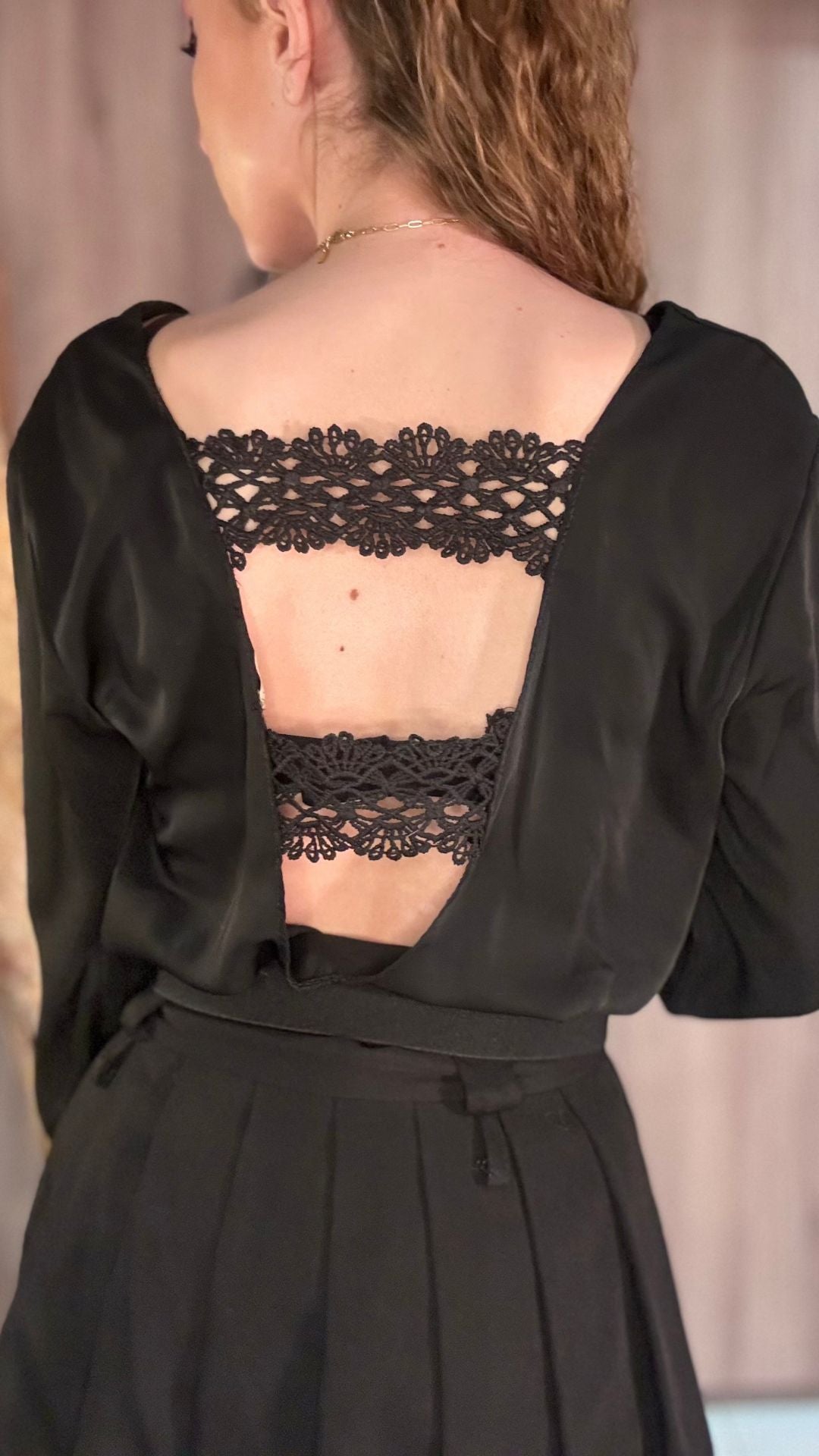 Blouse noire avec dos nos